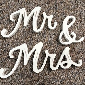 Cream 'Mr & Mrs' Decorative Sign